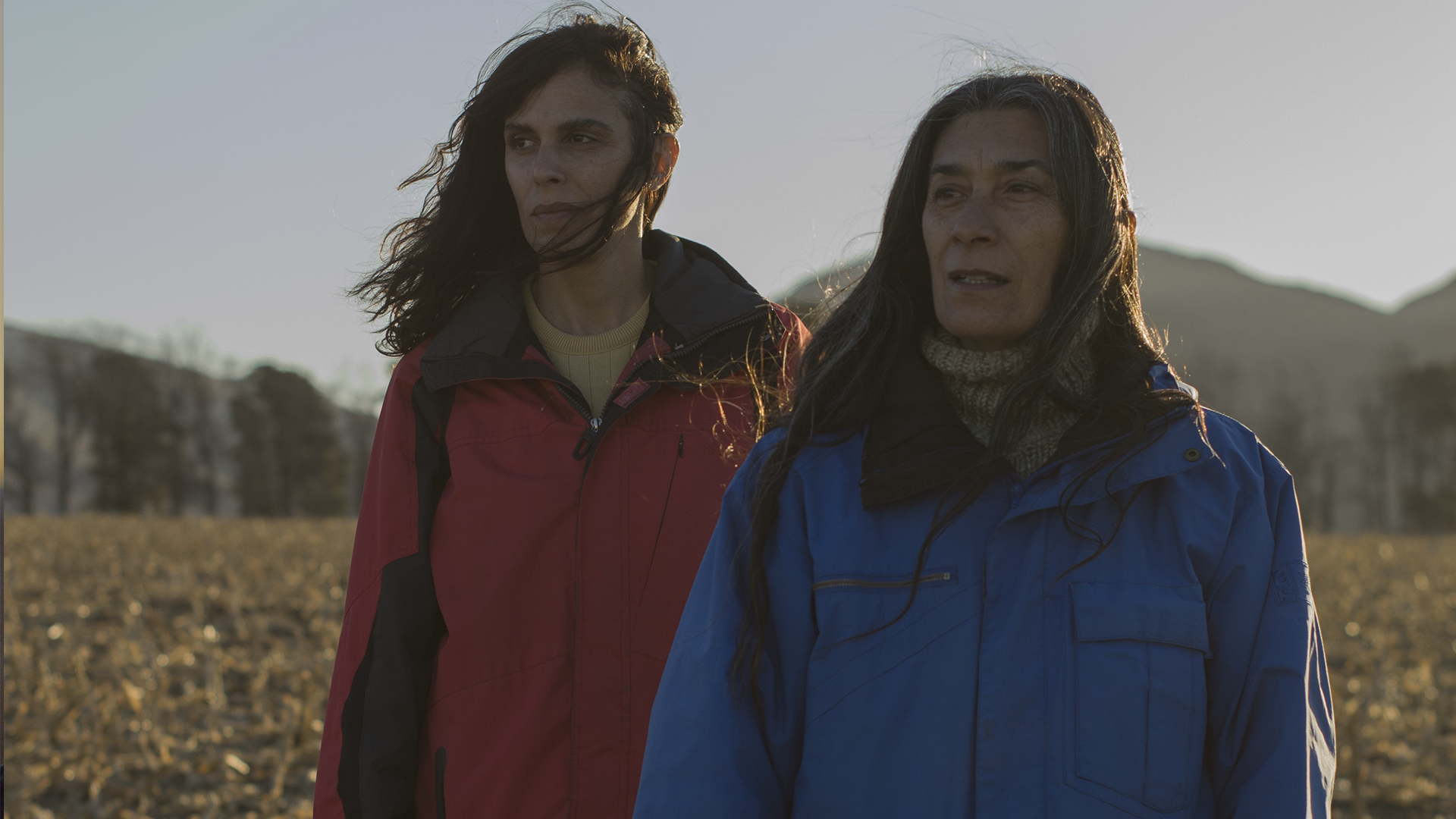 Amigas en un camino de campo - Still 1