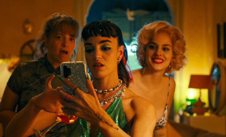 Les femmes au balcon - Still 1