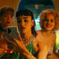 Les femmes au balcon - Still 1