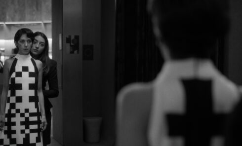 Deux Personnes échangeant de la Salive - Still 1