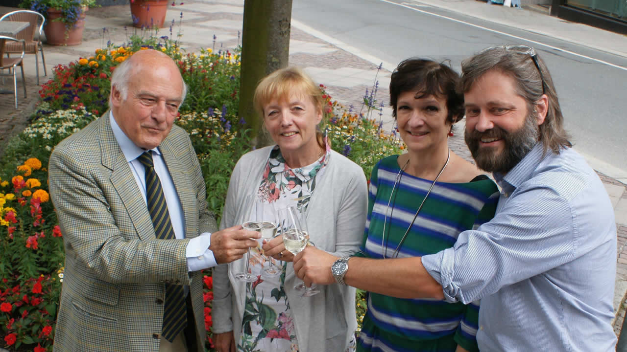 Nach der Beurkundung des Kaufvertrags (von links): Dr. Karl Gerhard Schmidt und die Vorstandsmitglieder des Cine Center Hof e.V., Christine Walther, Ana Radica und Andreas Walter.