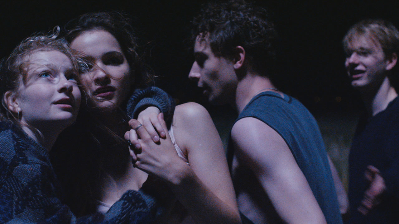 SWIMMING – Director: Luzie Loose