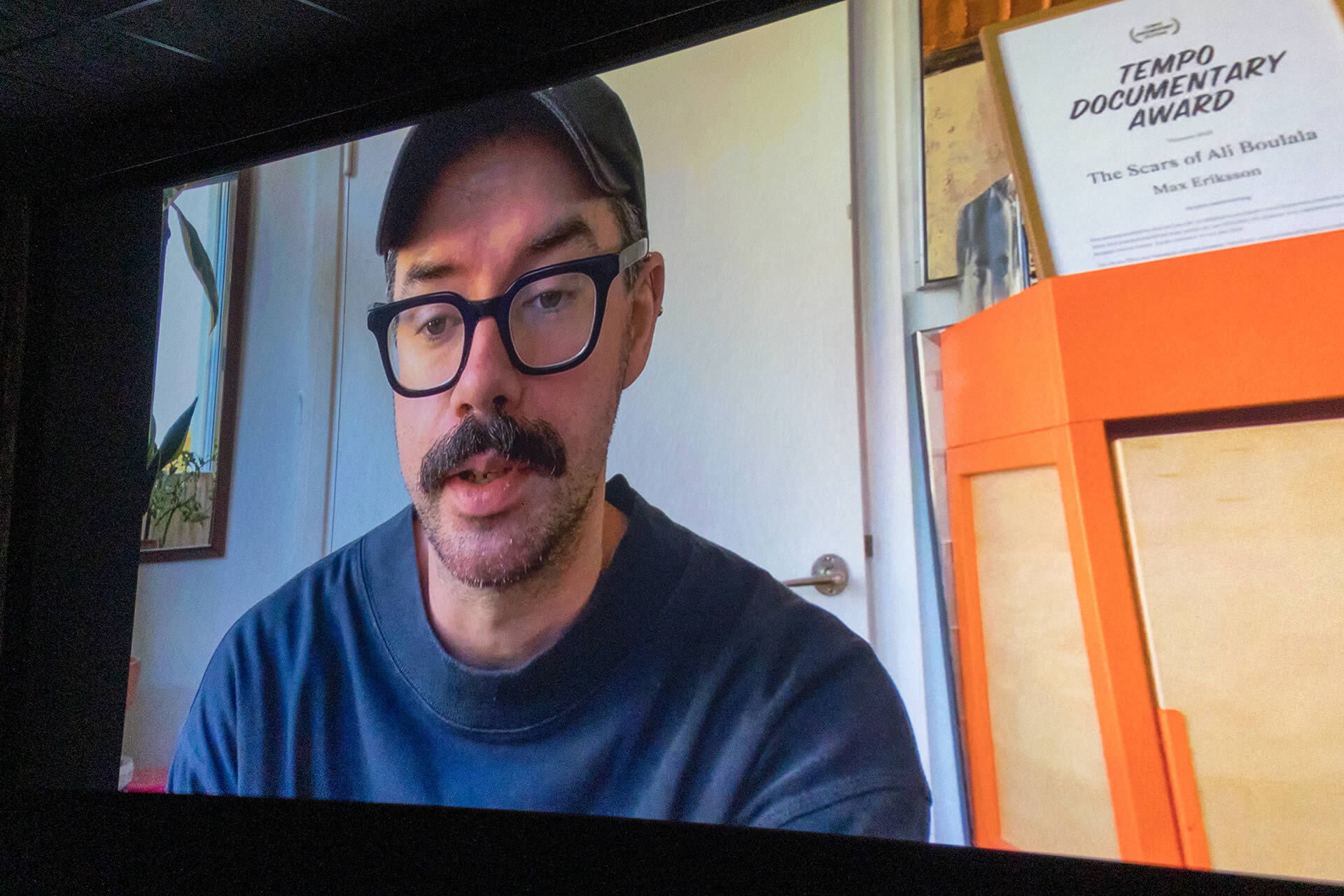 HoF 2022: Regisseur Max Eriksson mit einer Videobotschaft zur Premiere von THE SCARS OF ALI BOULALA