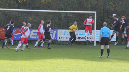 Filmtage-Fußball: Die Zuschauer erleben viele spannende Strafraum-Szenen.