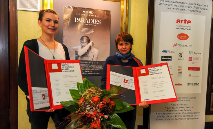 Vera Behringer (links) und Irene Edenhofer-Welzl nehmen die Bild-Kunst-Preise stellvertretend entgegen.