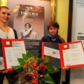 Vera Behringer (links) und Irene Edenhofer-Welzl nehmen die Bild-Kunst-Preise stellvertretend entgegen.