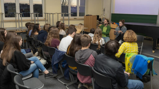 Luzie Loose presents and discusses SWIMMING at the Schiller-Gymnasium in Hof
