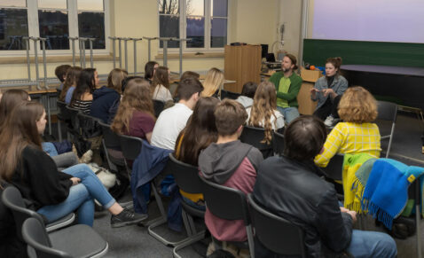 Luzie Loose presents and discusses SWIMMING at the Schiller-Gymnasium in Hof