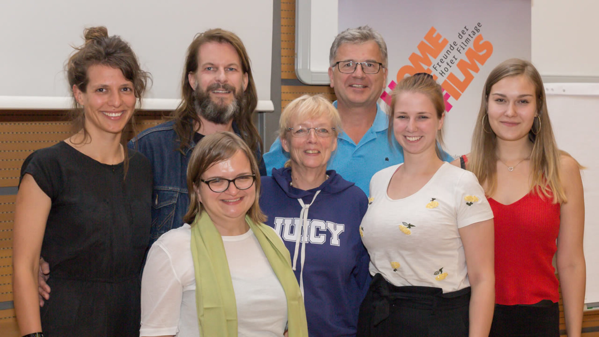 Regisseurin Britta Schoening (links) mit dem Team der Hochschule Hof, Thorsten Schaumann und Filmtage-Freunden