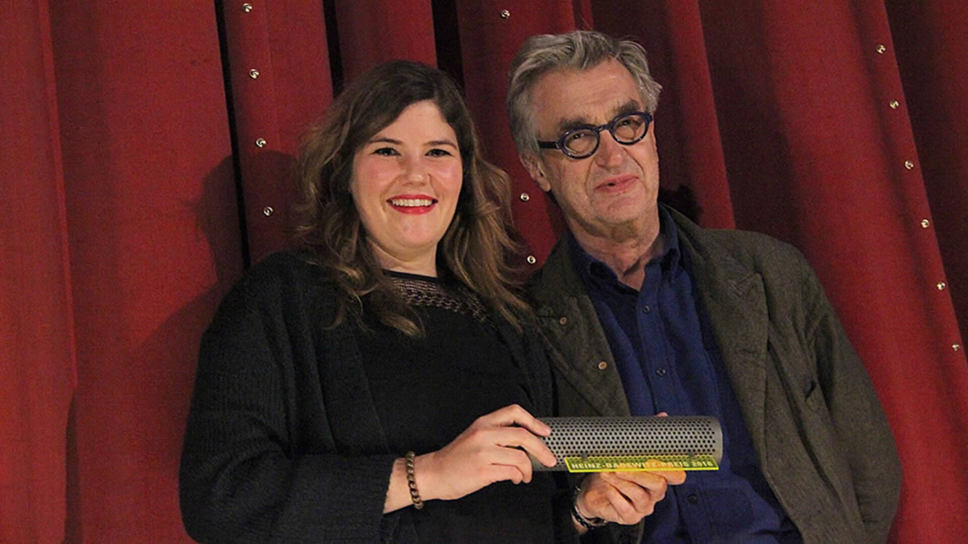 Wim Wenders überreicht den ersten Heinz-Badewitz-Preis an die Regisseurin Tini Tüllmann. Ausgezeichnet wird die Jungfilmerin für FREDDY EDDY. Foto: Hendrik Ertel