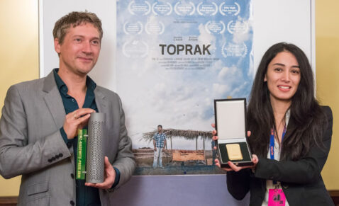 Der Hofer Goldpreis 2020 geht an Sevgi und Chris Hirschhäuser für ihren Debütfilm TOPRAK.
