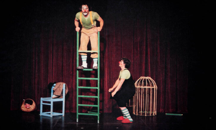 ICH HÄTTE AM KRONLEUCHTER HÄNGEN BLEIBEN MÜSSEN